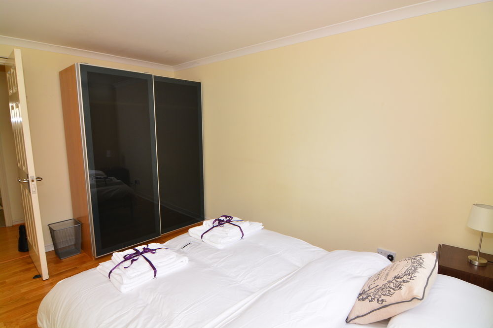 Apartment Wharf - Meridian Place Баркинг Екстериор снимка