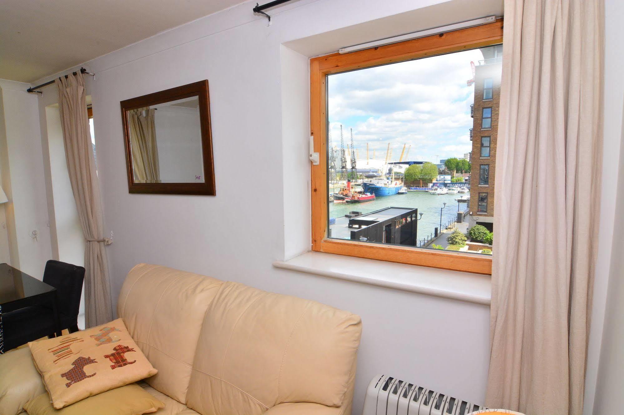 Apartment Wharf - Meridian Place Баркинг Екстериор снимка