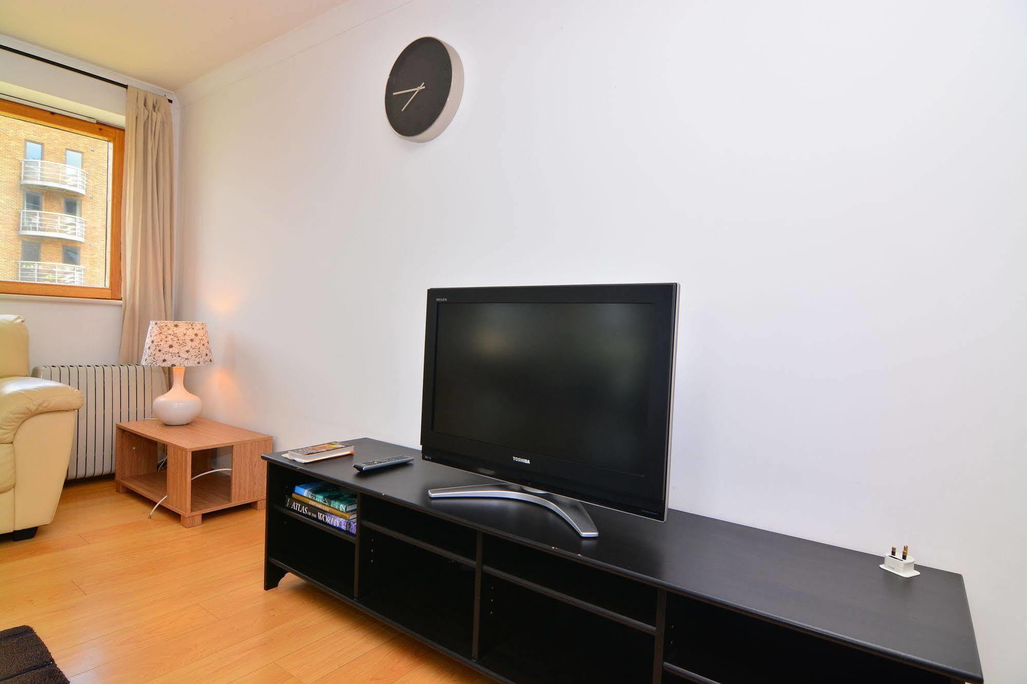 Apartment Wharf - Meridian Place Баркинг Екстериор снимка