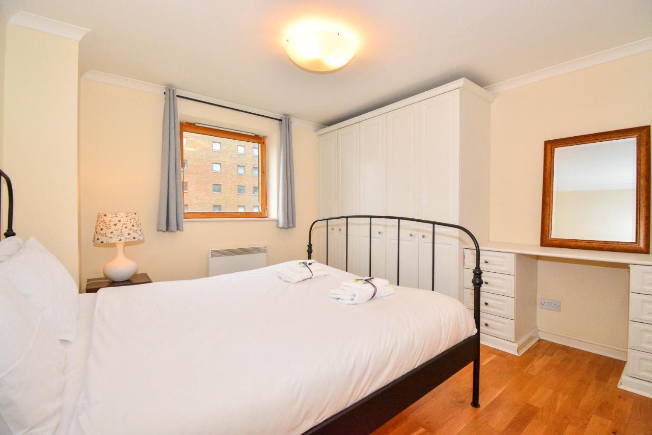 Apartment Wharf - Meridian Place Баркинг Екстериор снимка