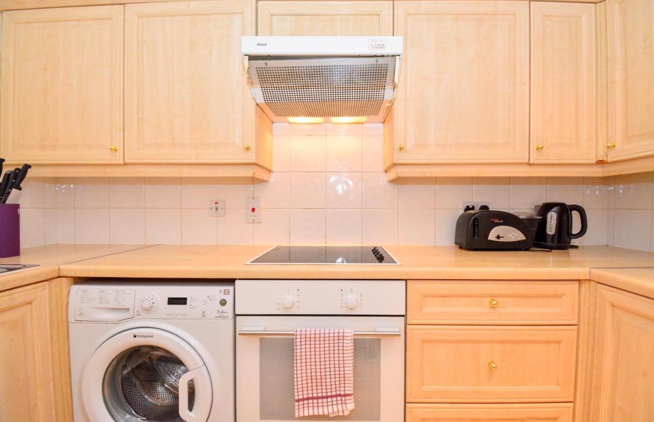 Apartment Wharf - Meridian Place Баркинг Екстериор снимка
