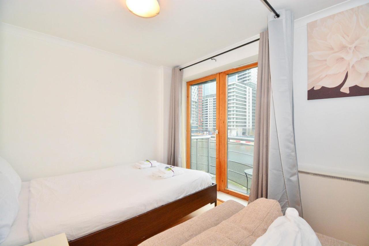 Apartment Wharf - Meridian Place Баркинг Екстериор снимка