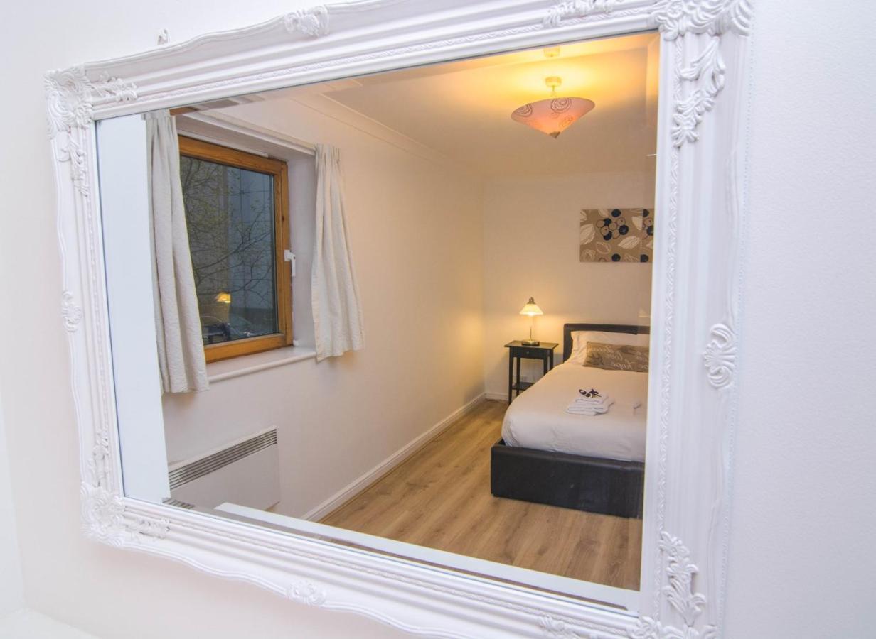 Apartment Wharf - Meridian Place Баркинг Екстериор снимка
